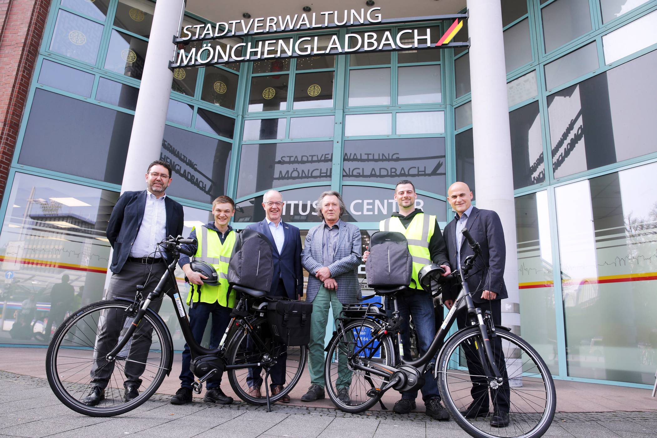  OB Hans Wilhelm Reiners (Mitte l.) stellte am Montag zusammen mit Hardy Drews, Leiter Fachbereich Bürgerservice (r.), Joachim Meyer, Leiter Einwohnermeldeangelegenheiten (l.), Heinz Herbert Paulus, Geschäftsführer Diakonie (Mitte), und den Fahrradkurieren Ruslan Unger (l.) und Dennis Wefers den neuen Kurier-Service vor. 