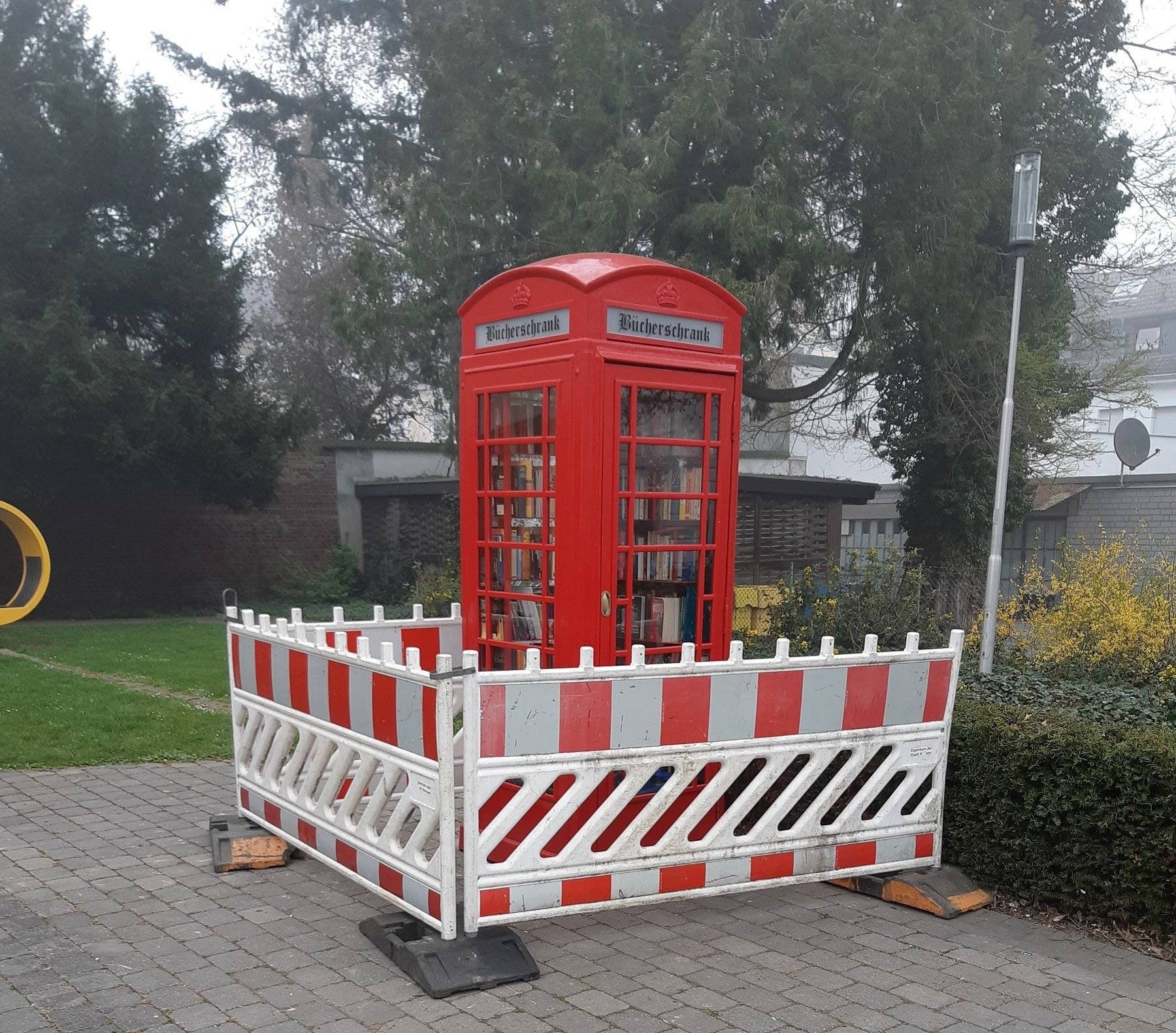 Und wieder einmal wurde der Bücherschrank im Lyzeumsgarten von Vandalen demoliert. Die Polizei bittet um Hinweise.