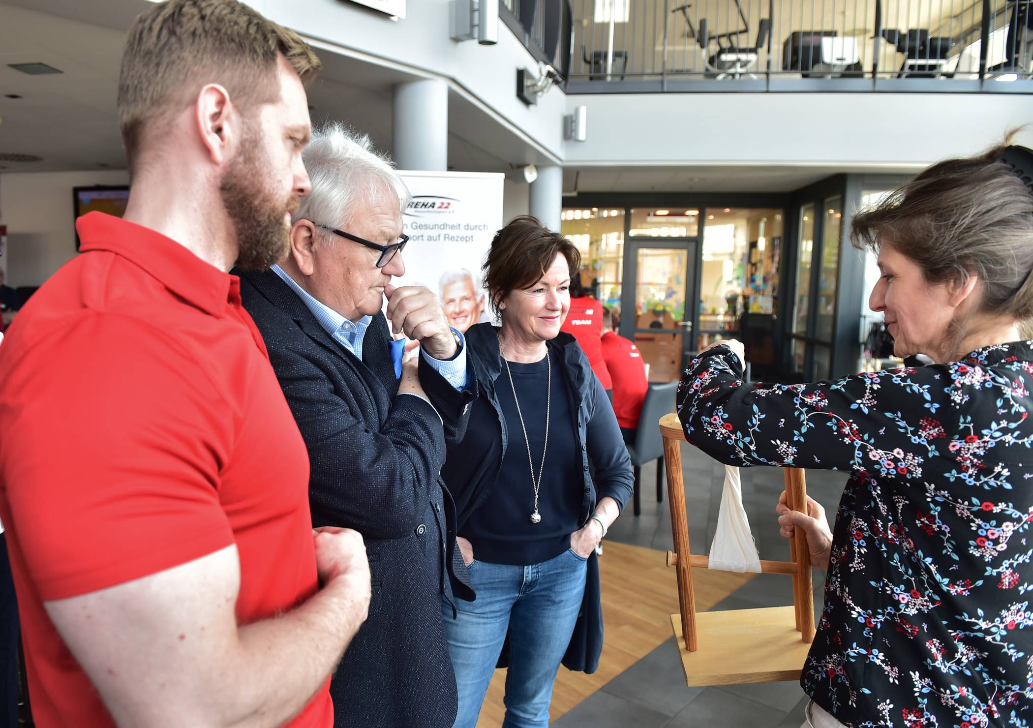  Thomas Mathes (Halle22) , Franz Auling (Vorsitzender Sport- und Kulturausschuss der Stadt Willich) und Inhaberin Edith Gribs (Halle22) beim Rundgang über die Messe. 