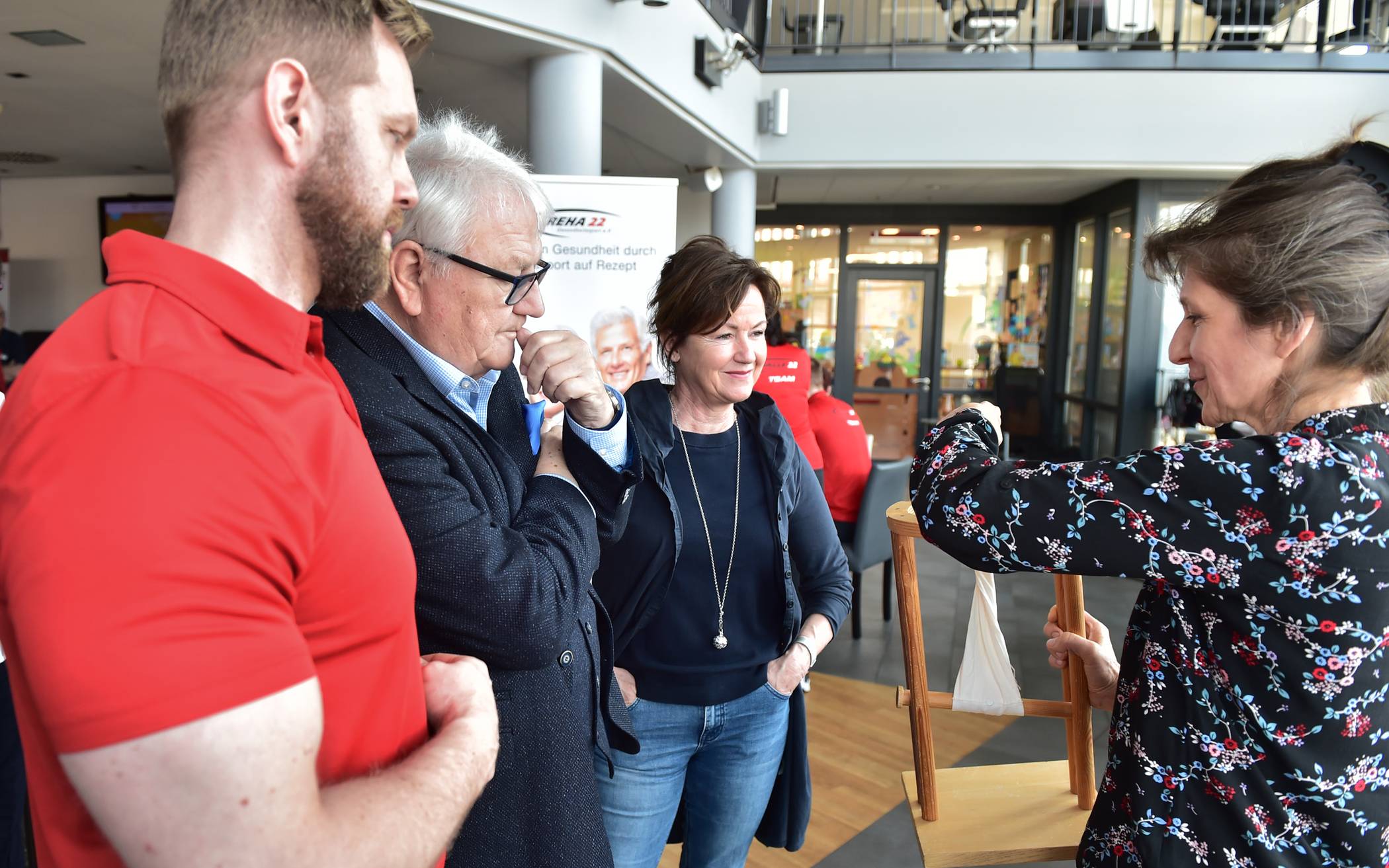 Thomas Mathes (Halle22) , Franz Auling (Vorsitzender Sport- und Kulturausschuss der Stadt Willich) und Inhaberin Edith Gribs (Halle22) beim Rundgang über die Messe.