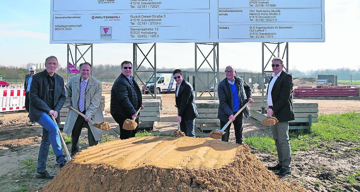  Bernd Sokolowski (Architekt), Bürgermeister Christian Wagner, Bauherr und Brata-Geschäftsführer Michael Wiesner, Wirtschaftsförderer Hans-Willi Pergens, Harald Post (Stellv. Bürgermeister), Markus Grühn (Stadtplanung). 