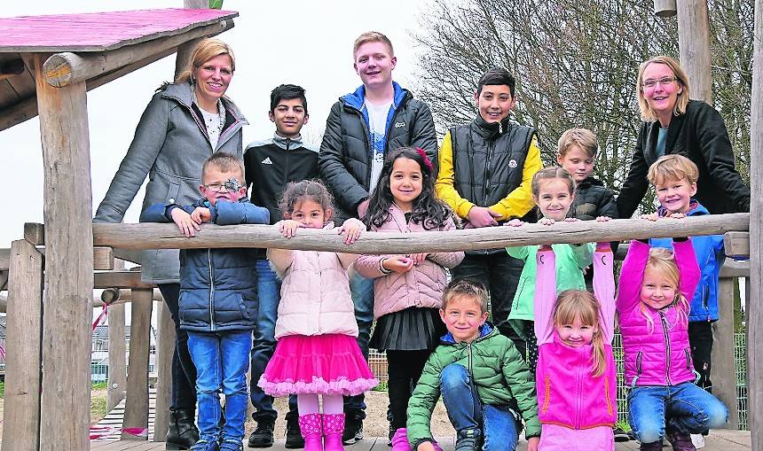 Nina Smets, Gleichstellungsbeauftragte der Stadt Nettetal (links) und Susanne Grabsch, stellvertretende Leiterin der Kita Bongartzstiftung (rechts) mit den Tagespraktikanten und Kindern der Einrichtung.