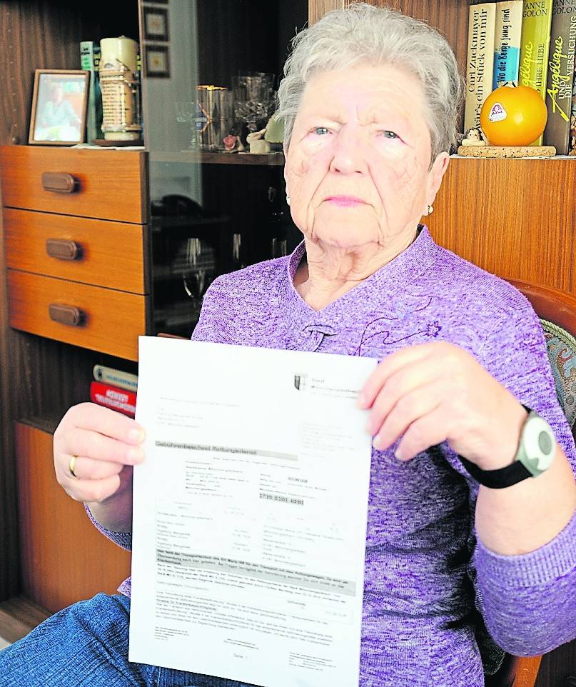 Ingeborg Brosig bekam einen gehörigen Schreck, als sie die Rechnung der Feuerwehr im Briefkasten fand.
