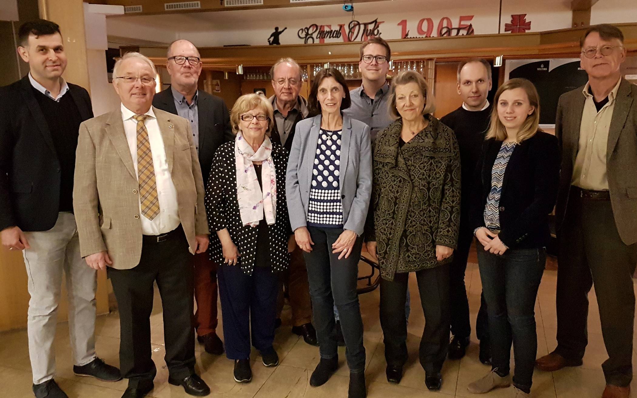 Das CDU-Vorstandsteam, die Bürgermeisterin und der Edel-Jubilar (vl): Mehmet-Akif Urganci, Hans Partenheimer, Manfred Lange, stellvertretende Bezirksbürgermeisterin Katharina Gottschling, Werner Beck, Iris Seligmann-Pfennings, Stefan Dase, Rita Clouth, Dr. Holger Wirtz, Katharina Pfennings und Jubilar Elmar Clouth.