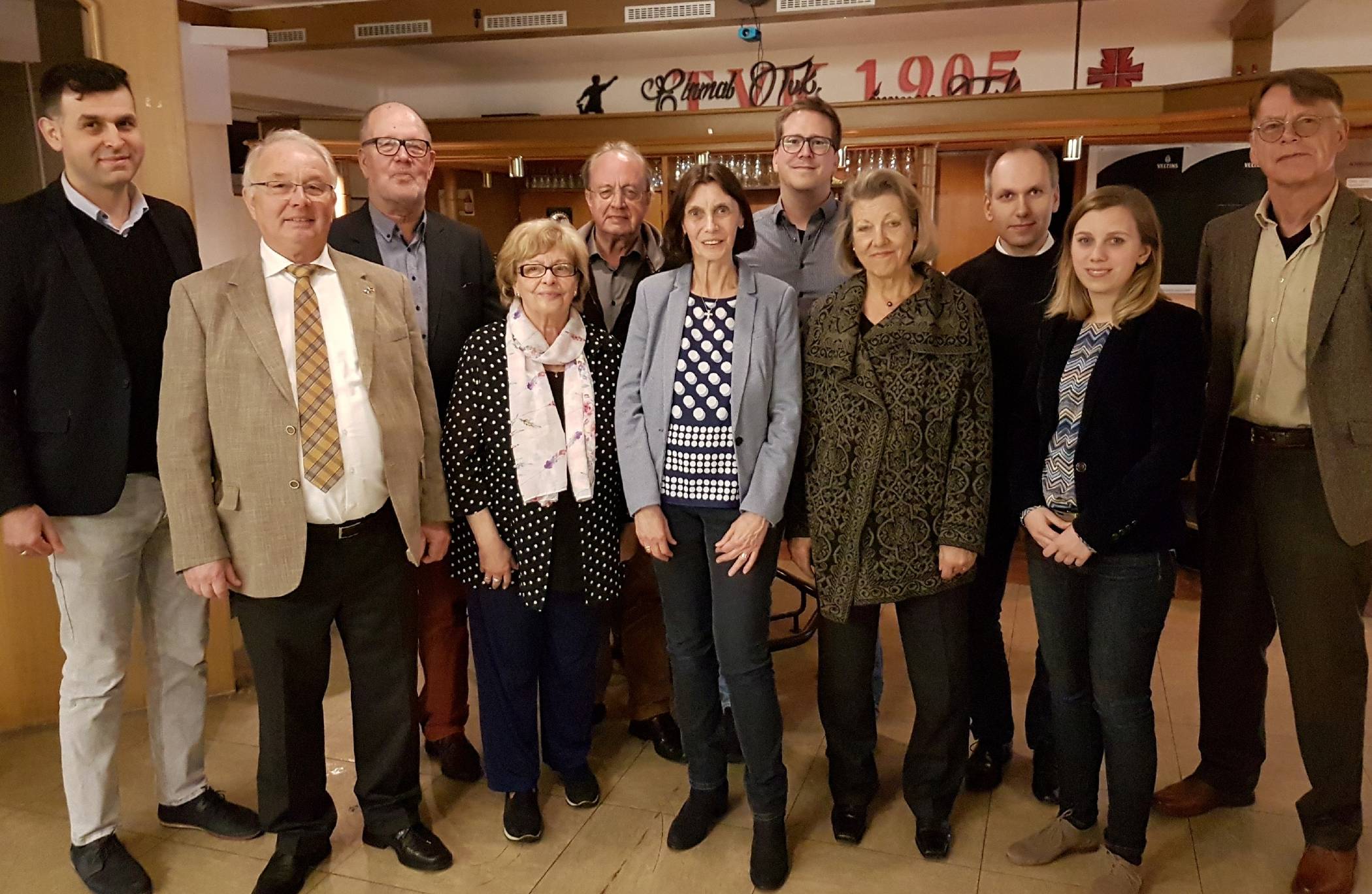 Das CDU-Vorstandsteam, die Bürgermeisterin und der Edel-Jubilar (vl): Mehmet-Akif Urganci, Hans Partenheimer, Manfred Lange, stellvertretende Bezirksbürgermeisterin Katharina Gottschling, Werner Beck, Iris Seligmann-Pfennings, Stefan Dase, Rita Clouth, Dr. Holger Wirtz, Katharina Pfennings und Jubilar Elmar Clouth.