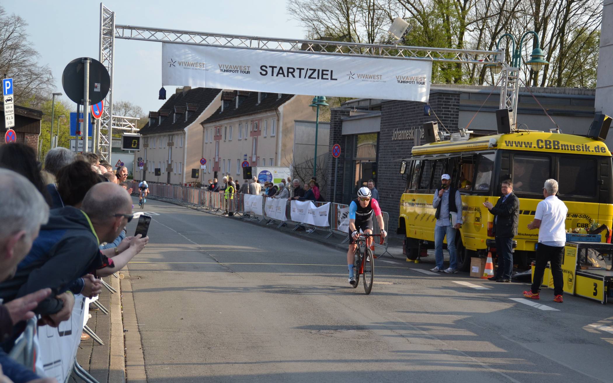 Radsport ist gnadenlos: Nachdem er zahllose Runden im Windschatten des Führenden Marcel Peschges (im Hintergrund) gedreht hatte, setzte Alexander Nordhoff eine Runde vor Schluss zum Sprint an und siegte mit deutlichem Vorsprung.