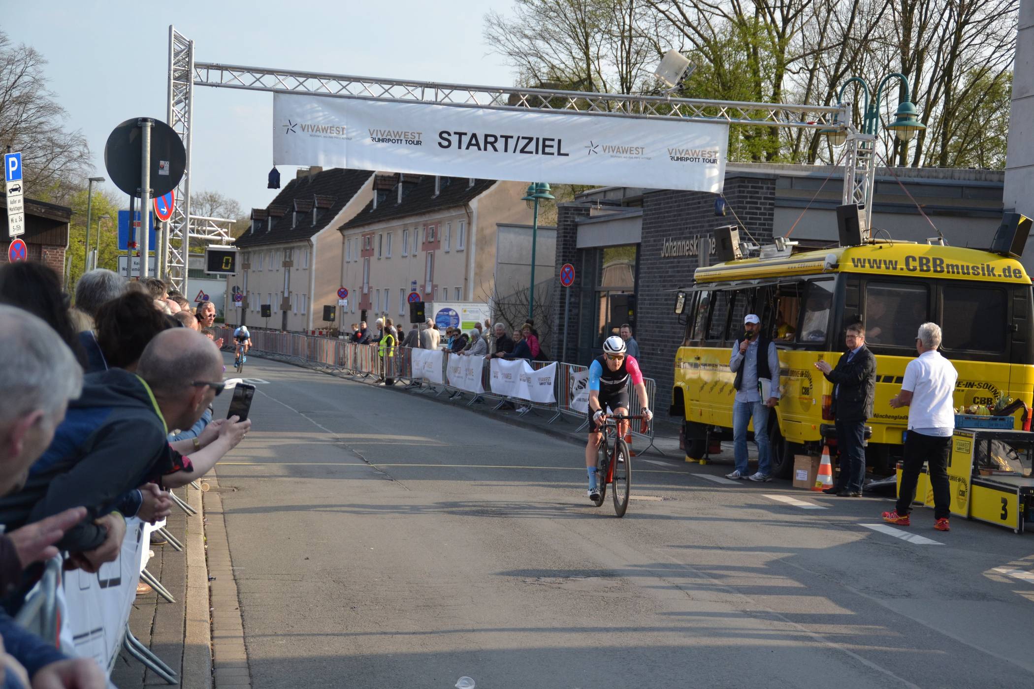  Radsport ist gnadenlos: Nachdem er zahllose Runden im Windschatten des Führenden Marcel Peschges (im Hintergrund) gedreht hatte, setzte Alexander Nordhoff eine Runde vor Schluss zum Sprint an und siegte mit deutlichem Vorsprung. 