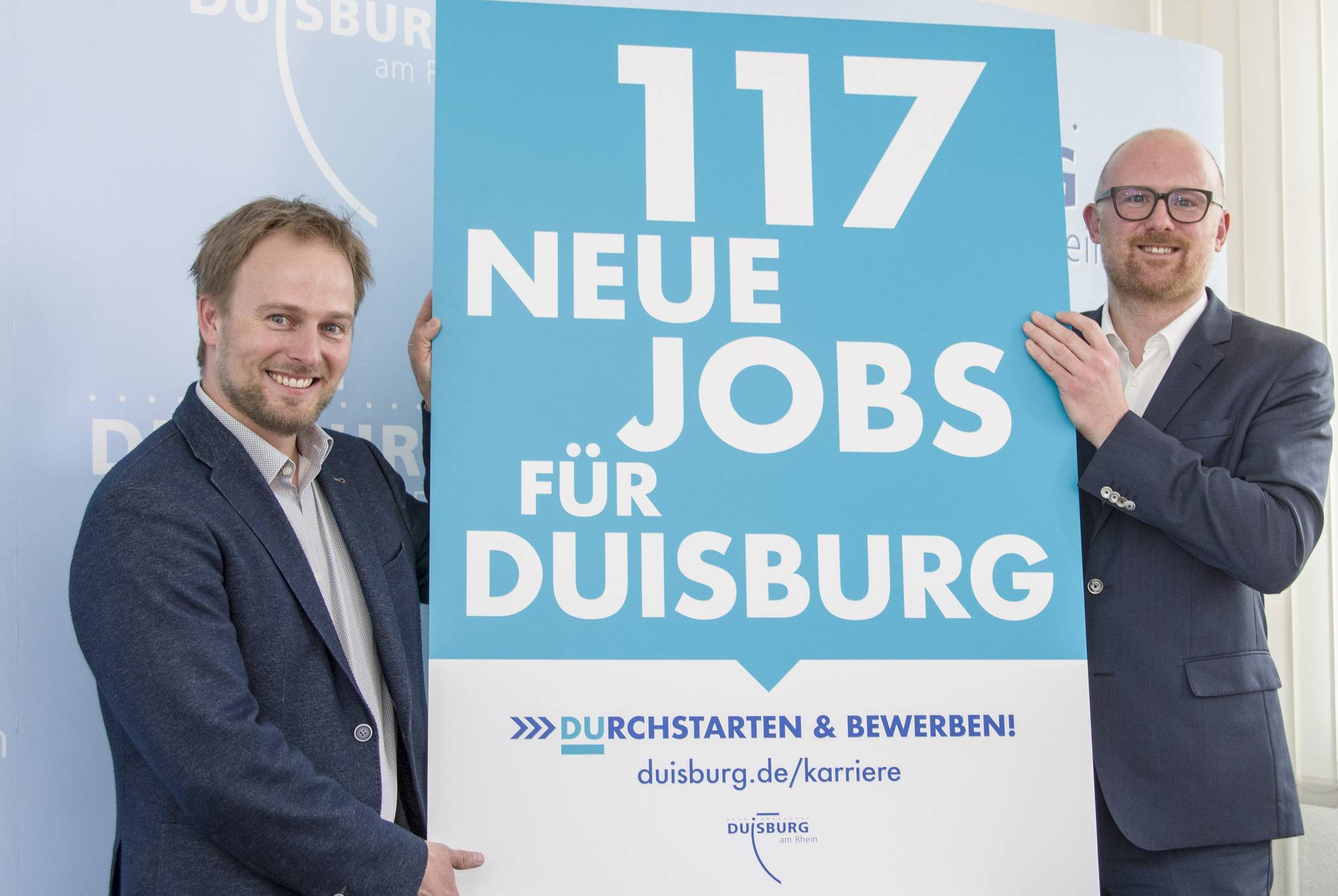Stadtdirektor Martin Murrack (l) und Oberbürgermeister Sören Link freuen sich auf die Bewerbungen für die 117 neuen Jobs in der Stadtverwaltung.