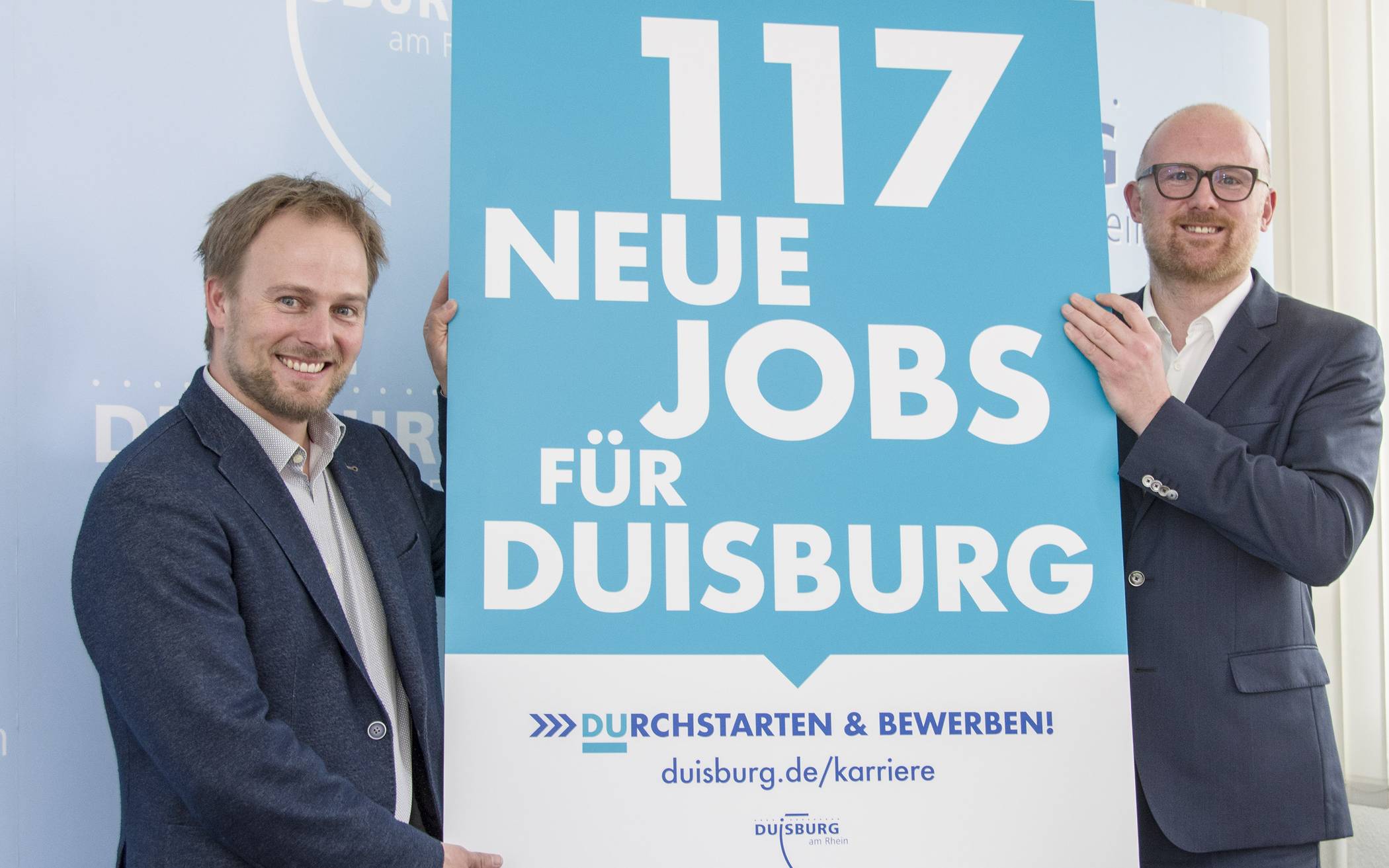 Stadtdirektor Martin Murrack (l) und Oberbürgermeister Sören Link freuen sich auf die Bewerbungen für die 117 neuen Jobs in der Stadtverwaltung.