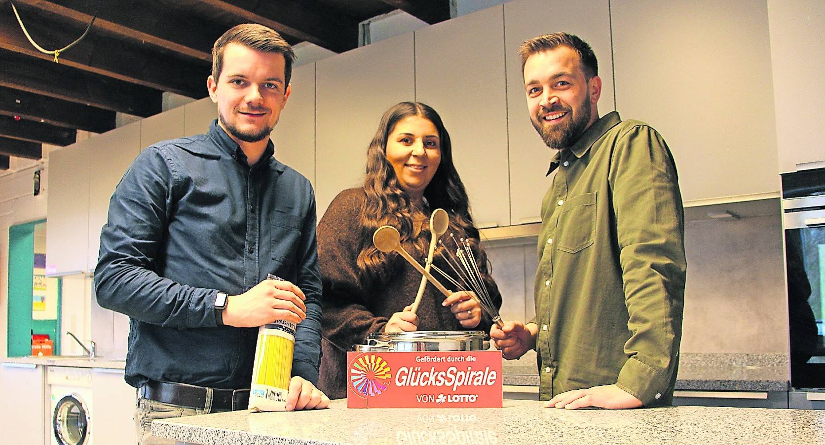  Karsten Ludwig, Öffentlichkeitsarbeit bei der Diakonie Krefeld und Viersen (l.), Jan Vander, stellvertretender Fachbereichsleiter Soziale Dienste und Lisa Ferah, kommissarische Leiterin des Blauen Haus, freuen sich über die neue Küche. 