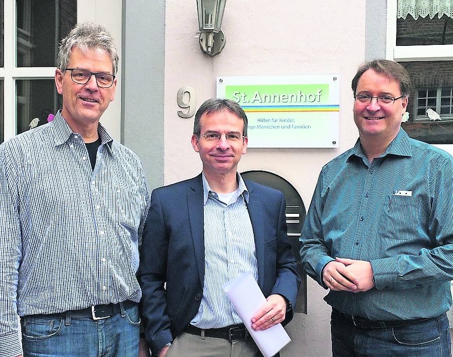  Sven Karth (Mitte), kaufmännischer Vorstand der Baugesellschaft Nettetal, übergab die Spende für das Kinderheim St. Annenhof in Kempen an den Leiter Herbert Knops (l.) und den Bereichsleiter der Verwaltung, Peter Fischer (r.). 