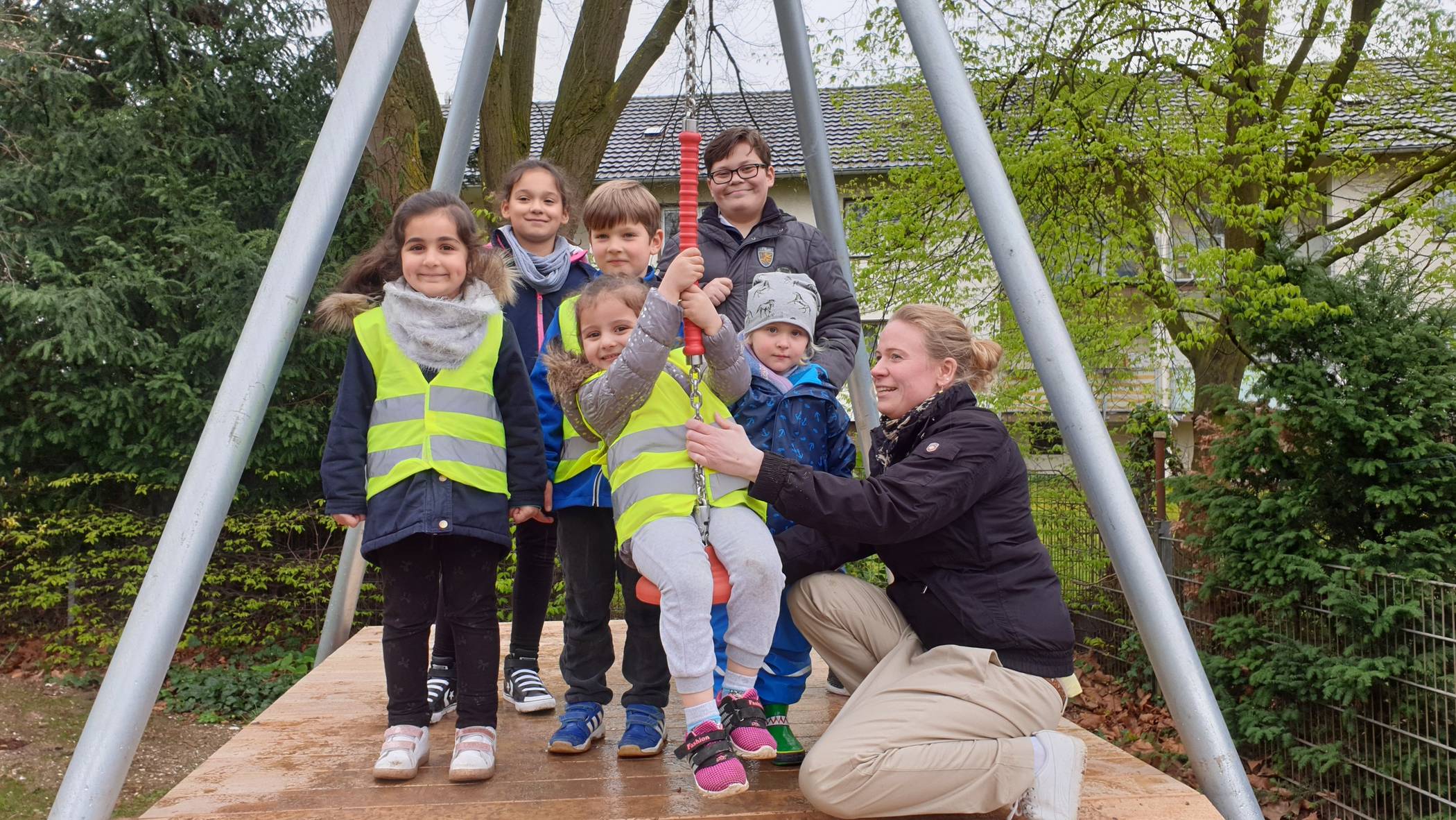  Noah und Lena (hinten) mit den Kids aus der Nachbarschaft. Dank den beiden haben sie jetzt auf dem Spielplatz am Laacher Weg eine Seilbahn. Und der erste Test zeigt: Sie ist super! 