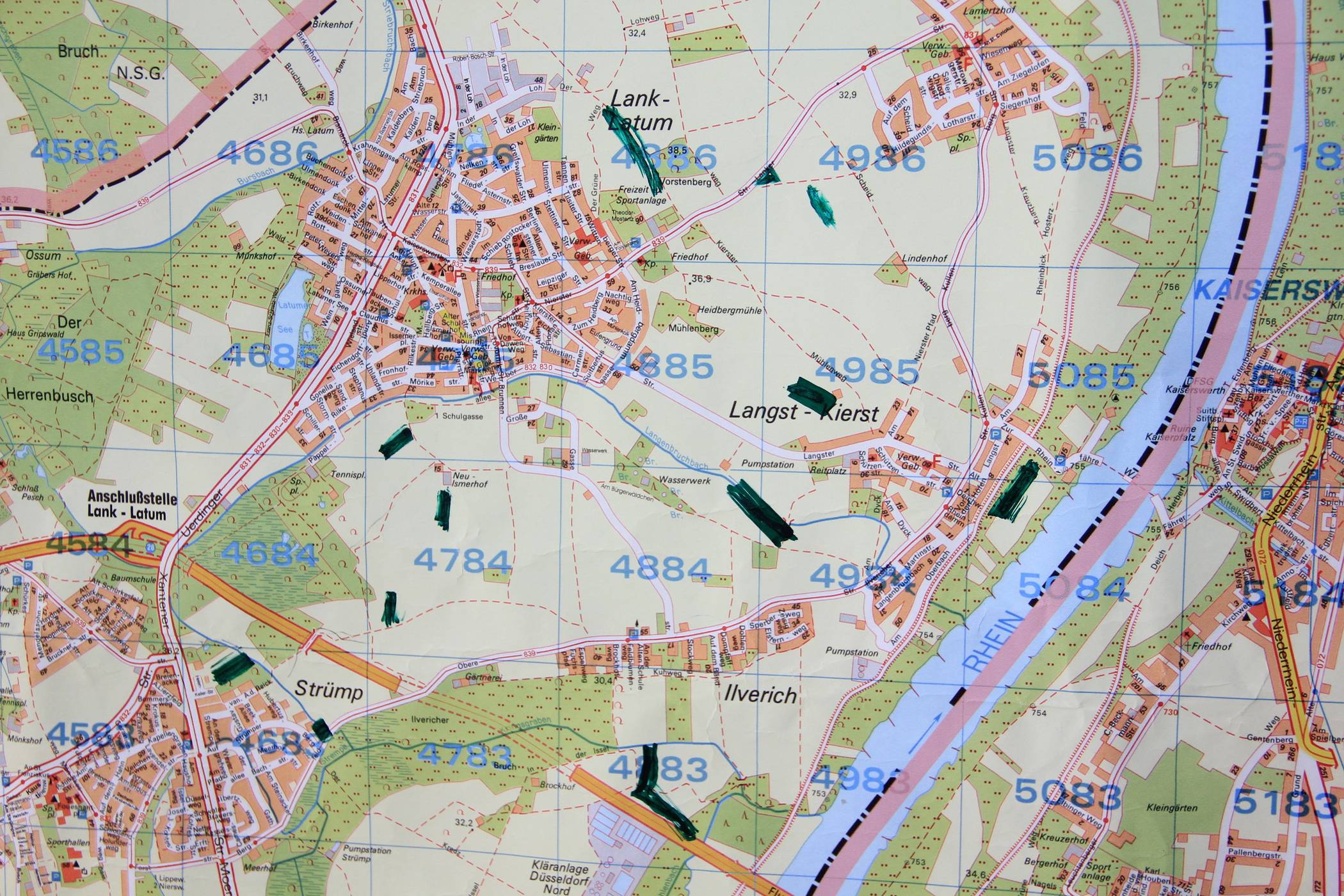 Meerbusch fängt jetzt an zu summen: Von Strümp über die Rheingemeinden bis nach Lank-Latum werden die Blühstreifen - und wiesen (die schwarzen Striche) angelegt werden. 