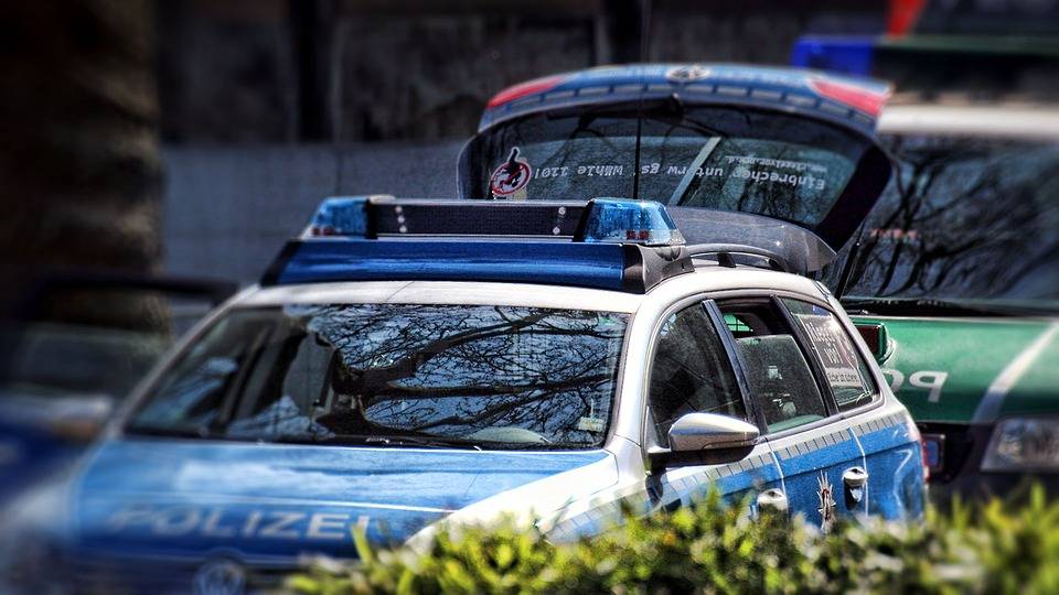 Kontrolle auf Real-Parkplatz: Polizei stoppt flüchtiges Auto - Fahrer wehrt sich