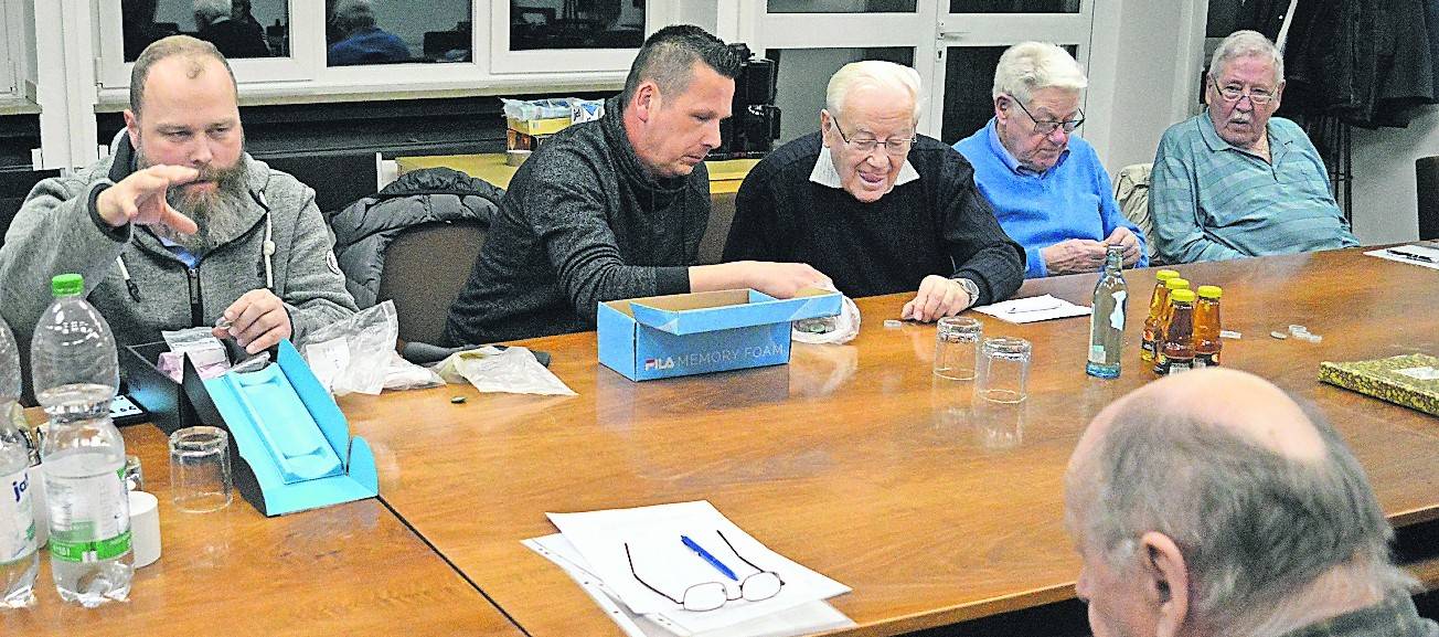 Mathias Budzicki und Marcel Spreyer berichteten den Geschichtsfreunden Rheindahlen über ihren spektakulären Fund.