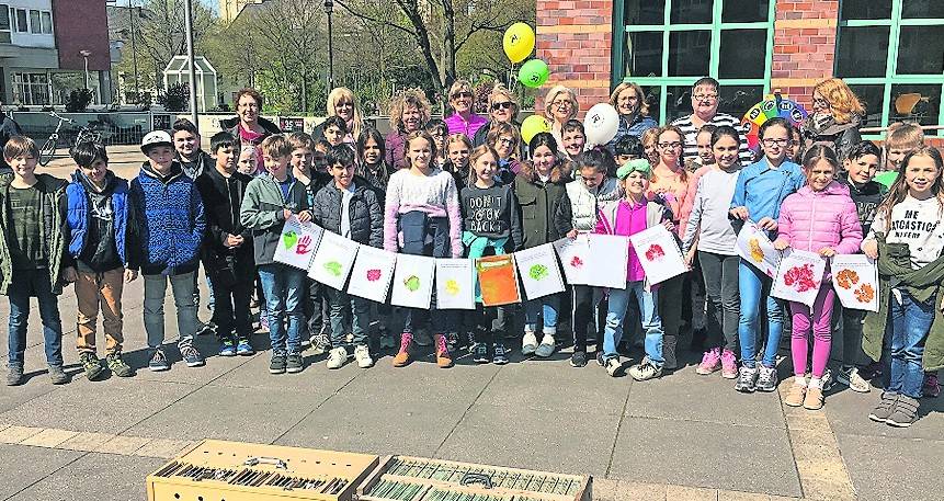 Rund 40 Kinder der vierten Klassen der Körnerschule kamen zur Aktion auf den Rathausmarkt. Bürgermeisterin Sabine Anemüller nahm sich Zeit und sprach mit den Schülern (Foto unten).