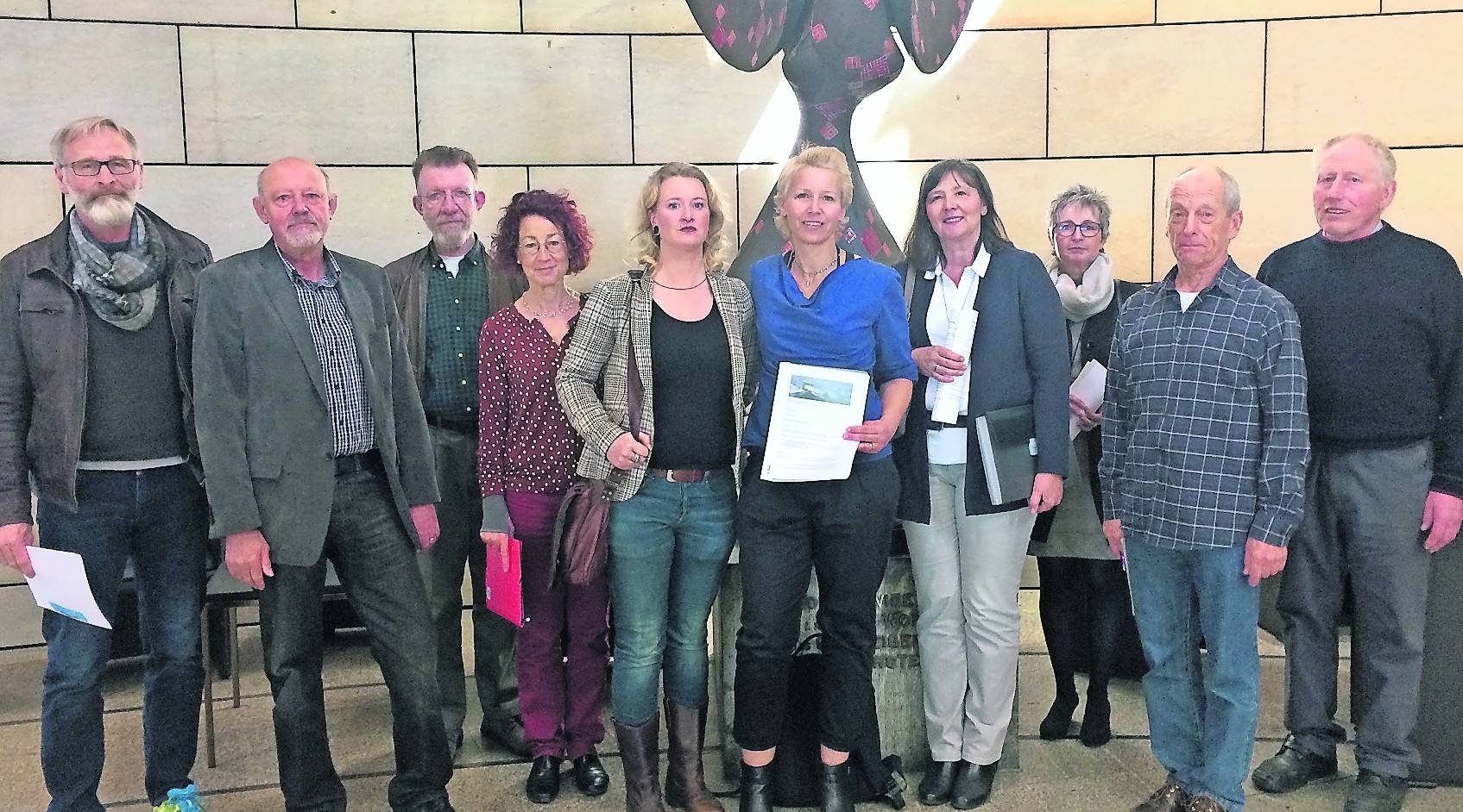 Zehn Vertreter des Niederrheinappells aus Viersen, Kleve und Wesel übergaben bei einem Treffen mit der SPD und der CDU am vergangenen Donnerstag persönlich ein Schreiben, mit dem sie auf die Folgen der anstehenden Änderungen des Landesentwicklungsplanes aufmerksam machen wollen.