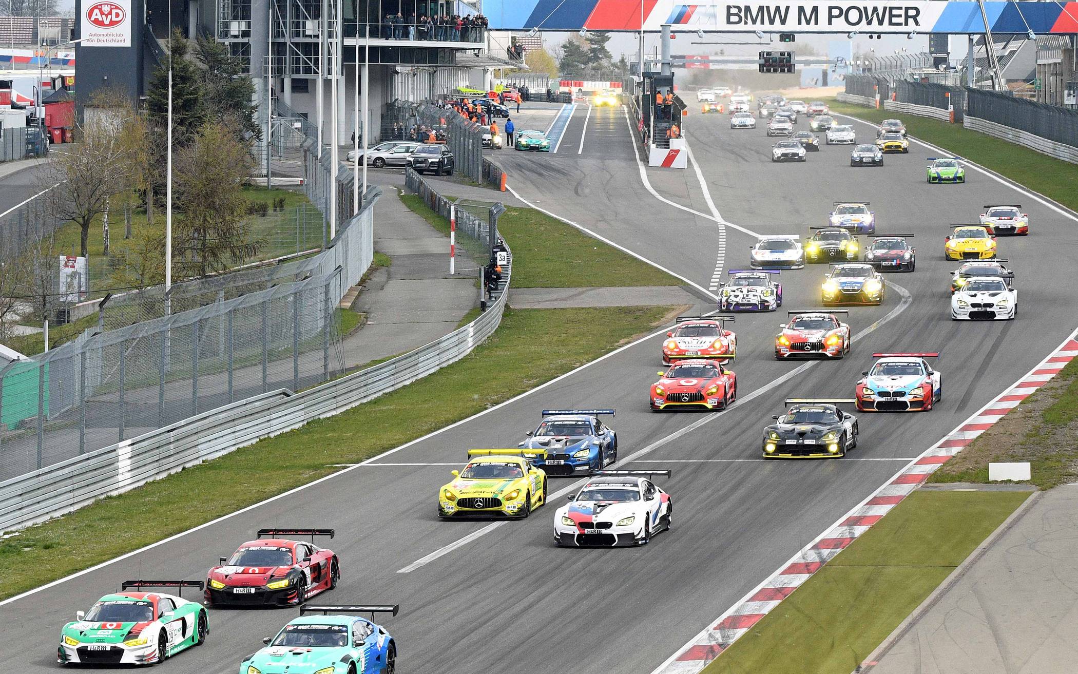 Beim Start zeigte sich das Wetter für wenige Minuten von der sonnigen Seite... dann kam...