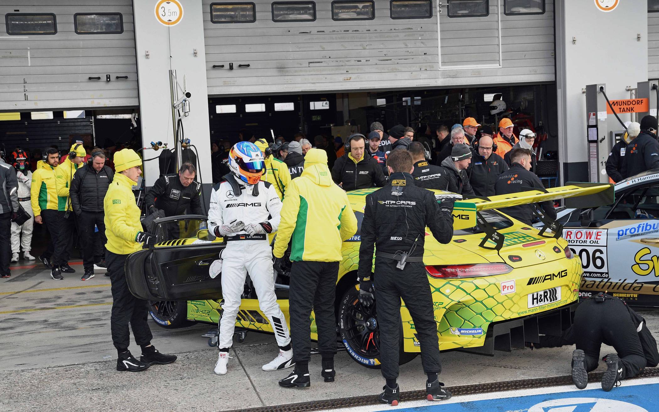 Lance David Arnold übergibt sei Fahrzeug im...