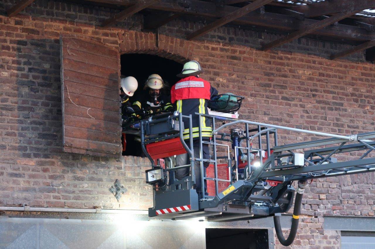 Im gespielten Einsatz musste ein Mensch gerettet werden.Realitätsnah übte die Löschgruppe Langst-Kierst den Ernstfall und musste dabei einen Menschen retten, der in eine Notlage geraten war.