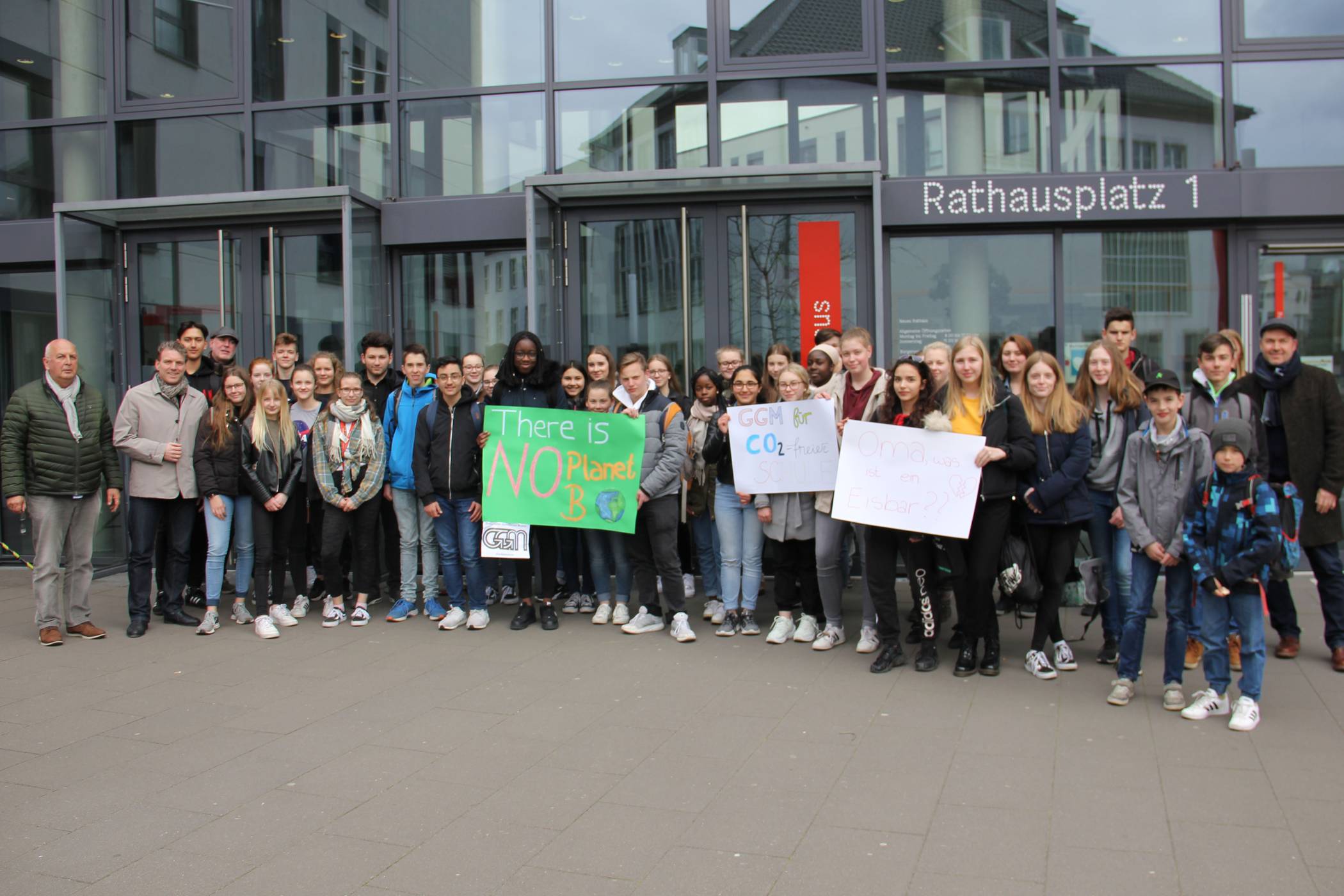 Schülerinnen und Schüler tauschten sich am Freitag, 12. April, mit Bürgermeister Christoph Fleischhauer über das wichtige Thema Klimaschutz aus.