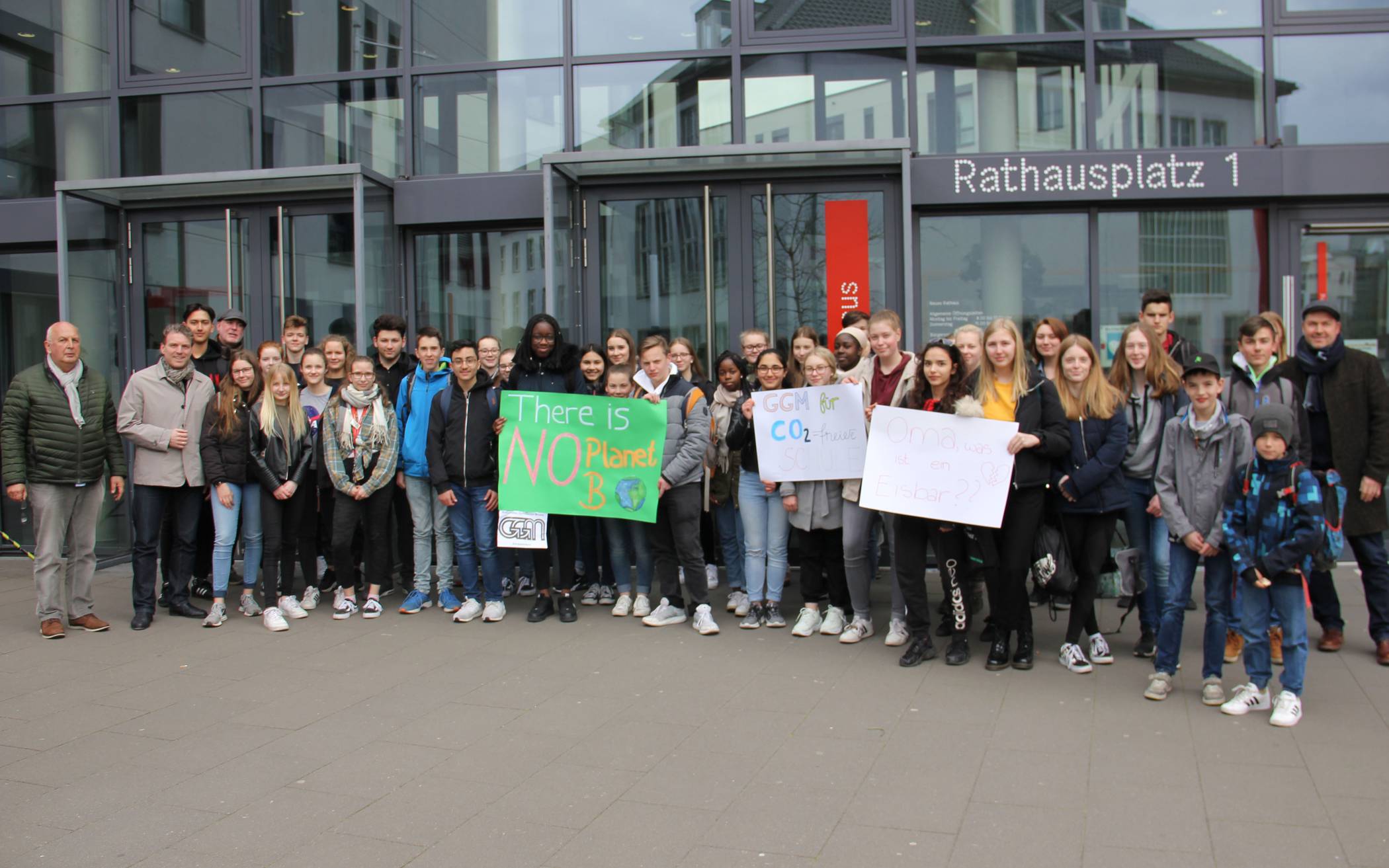 Schülerinnen und Schüler tauschten sich am Freitag, 12. April, mit Bürgermeister Christoph Fleischhauer über das wichtige Thema Klimaschutz aus.