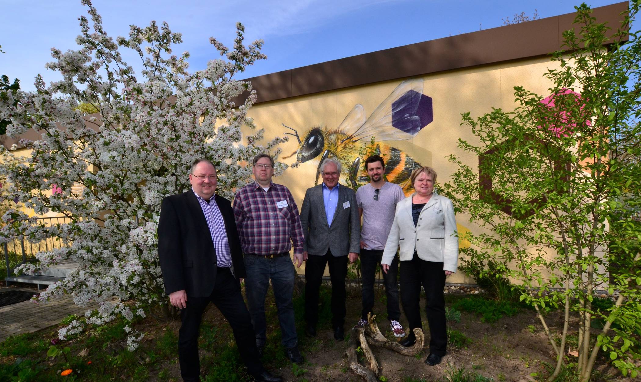 Begutachteten die neue Fassade des Bienenmuseums (vl): Bezirksmanager Jürgen Konkol, die Vorsitzenden des Kreisimkerverbandes Michael Vedder und Wolfgang Neiß, Fassadenkünstler Marten Dalimot sowie Bezirksbürgermeierin Astrid Hanske waren begeistert.