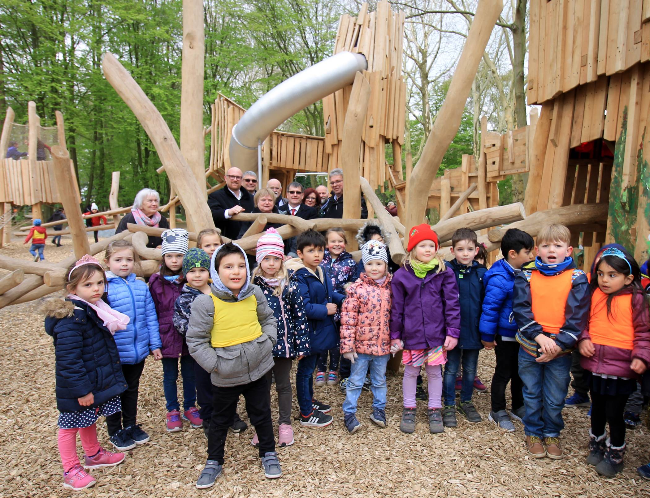  Zu Beginn der Osterferien und zur offiziellen Eröffnung fand auf dem Spielplatz am vergangenen Freitag ein tolles Spielplatzfest statt. Zahlreiche Kinder als auch Vertreter der Politik und Verwaltung kamen zur Eröffnung. 