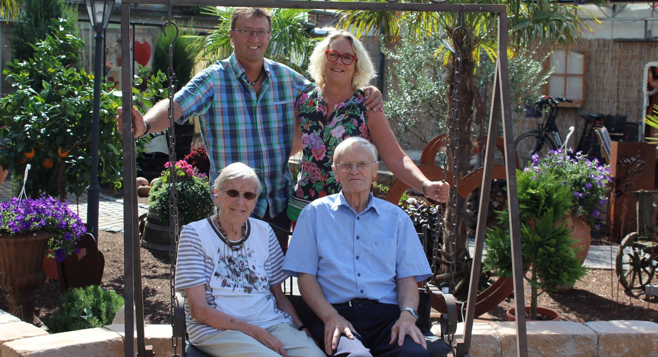 Ein Gewächshaus an der Weberstraße 100 in Anrath, in das ein Laden integriert war, bildete am 15. März 1959 die Keimzelle des Blumenhauses Grütters. Paul Grütters, der 1956 seine Meisterprüfung als Gärtner abgelegt hatte, machte sich hier gemeinsam mit seiner Frau Johanna, die er kurz zuvor geheiratet hatte, selbstständig. Das 60-jährige Bestehen des Geschäftes wird am Wochenende 27./28. April mit einem Sommerfest unter der Überschrift „Sommerträume 2019“ gefeiert. Heute führt Heinz-Peter Grütters mit seiner Frau Margret den elterlichen Betrieb, der sich über die Jahre in eine moderne Friedhofsgärtnerei mit großem Geschäftshaus und mehreren Gewächshäusern gewandelt hat. Neben aktueller Floristik bietet das Blumenhaus auch Grabgestaltung und -pflege sowie moderne Trauerbinderei an. Aber auch Hochzeits- und Brautschmuck, Blumenabonnements fürs Büro, Fleurop-Service sowie Pflanzen für Beet, Balkon und Terrasse sind an der Weberstraße 100 erhältlich.