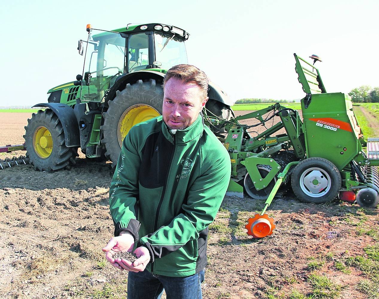  Frank Neukirchen ist einer von zwei Landwirten, der die Aussaat für die Blüten-Patenschaften auf die Felder bringt. 