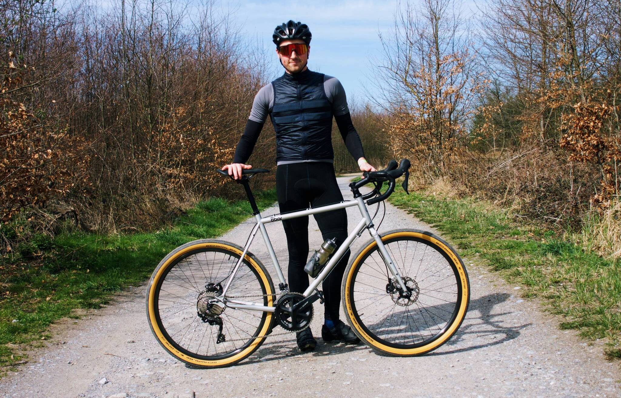 Entdeckt mit dem Rennrad die Welt: Der Büdericher Pascal Gebing ist am Freitagabend im Café „Leib <amp/> Seele“.