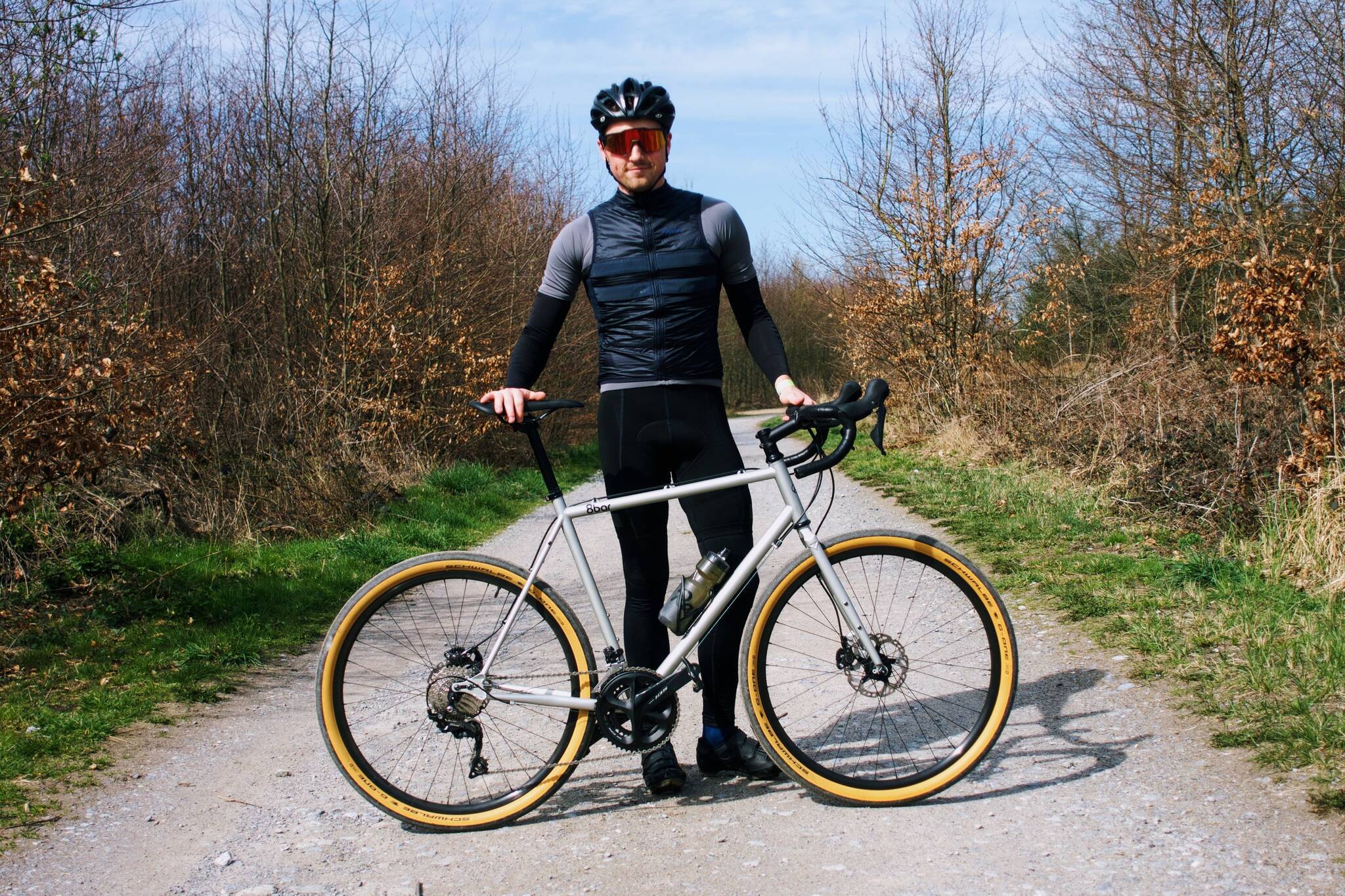  Entdeckt mit dem Rennrad die Welt: Der Büdericher Pascal Gebing ist am Freitagabend im Café „Leib   Seele“. 