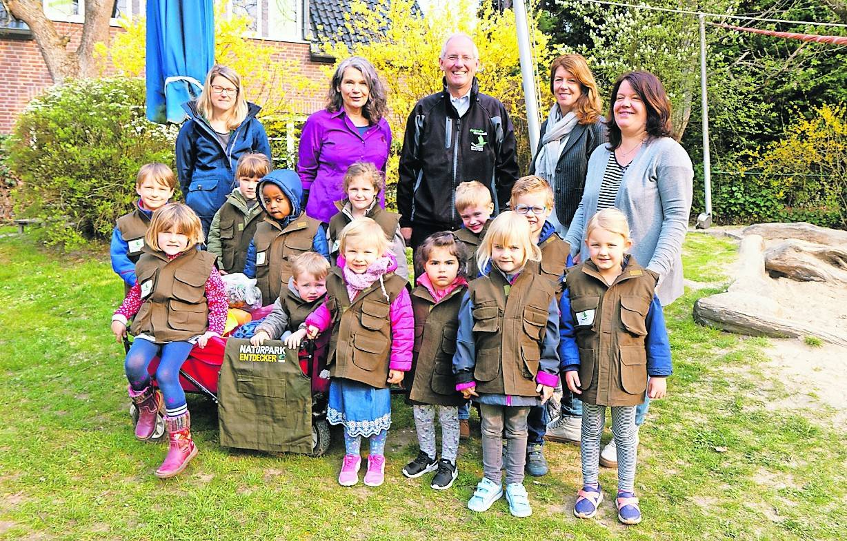 Michael Puschmann (Mitte), Geschäftsführer des Naturparks Schwalm-Nette, und Projekt-Leiterin Iris Boesch (2.v.r.) übergaben die Westen an die Kita.