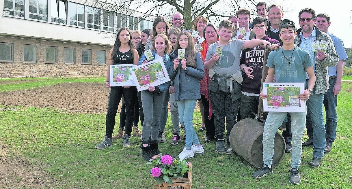 Mit Unterstützung der Schüler entsteht am Clara-Schumann-Gymnasium eine 350 Quadratmeter große Wildblumenwiese. 
