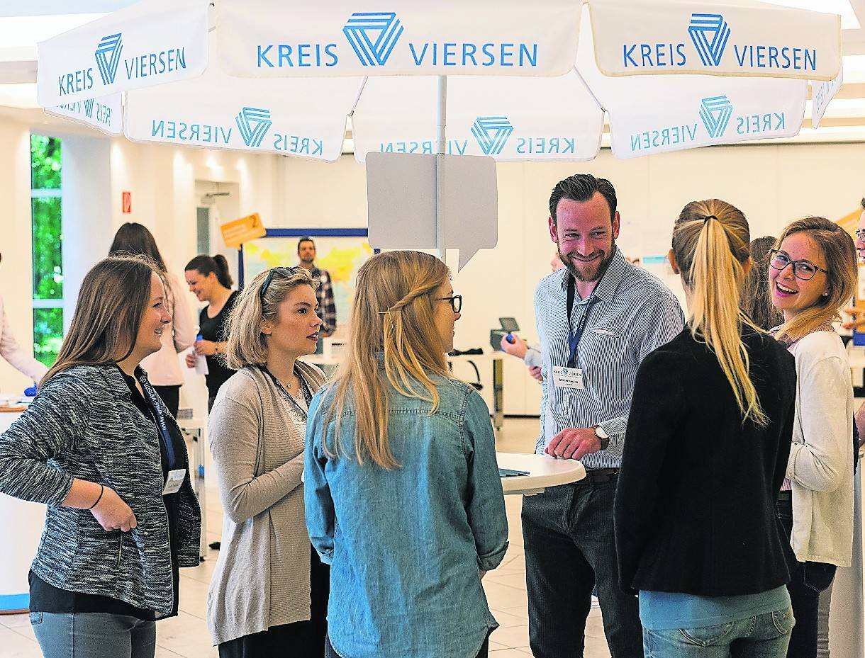 Am Azubi-Meetingpoint können die Besucher des Berufsinfotags mit Auszubildenden der Kreisverwaltung direkt ins Gespräch kommen.
