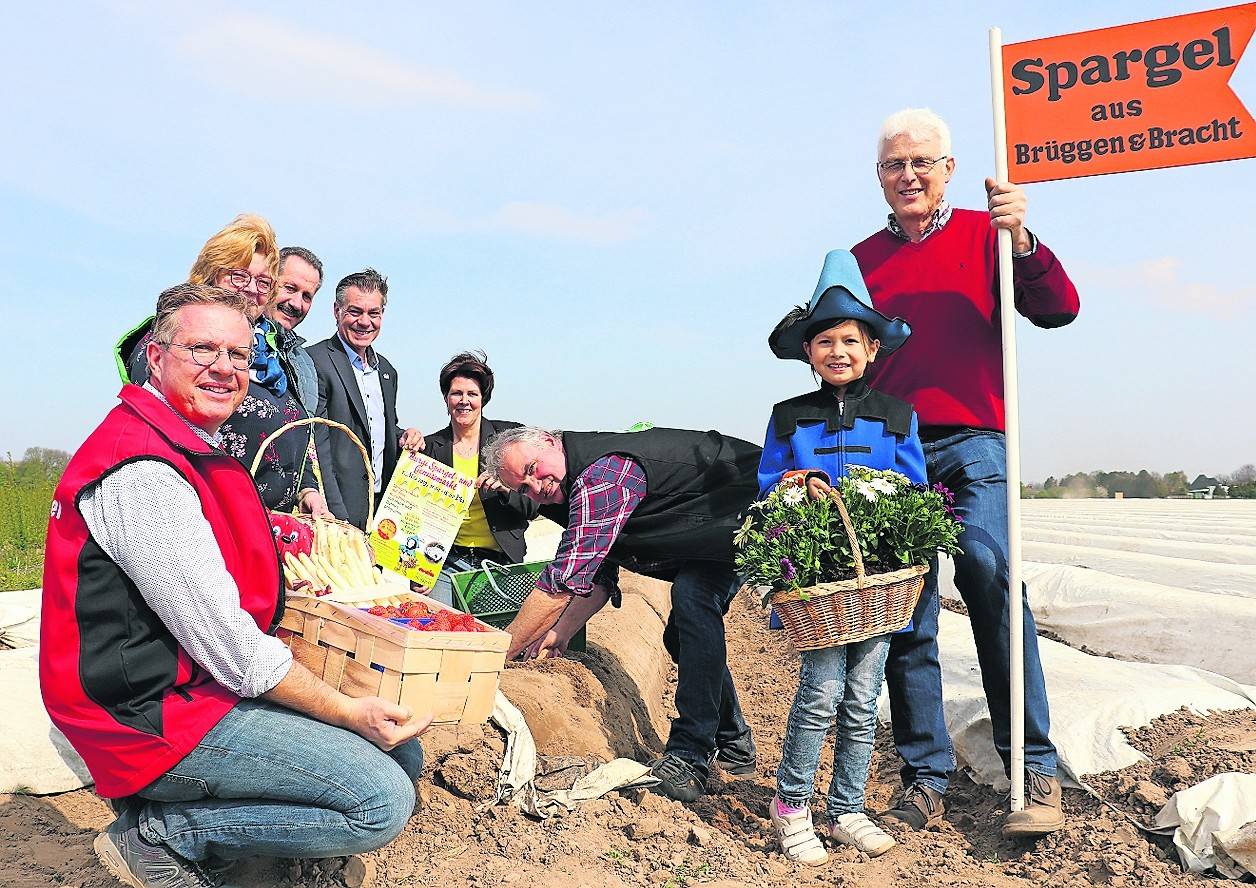 Dieter Jakobs, Ingrid Brinkman, Udo Meerts, Bürgermeister Frank Gellen, Michaela Mevissen von der Gemeinde, Paul Brinkman, Sophia und Hermann Ingenrieht (v.l.n.r.) freuen sich auf den Burgi Spargel- und Genussfest.