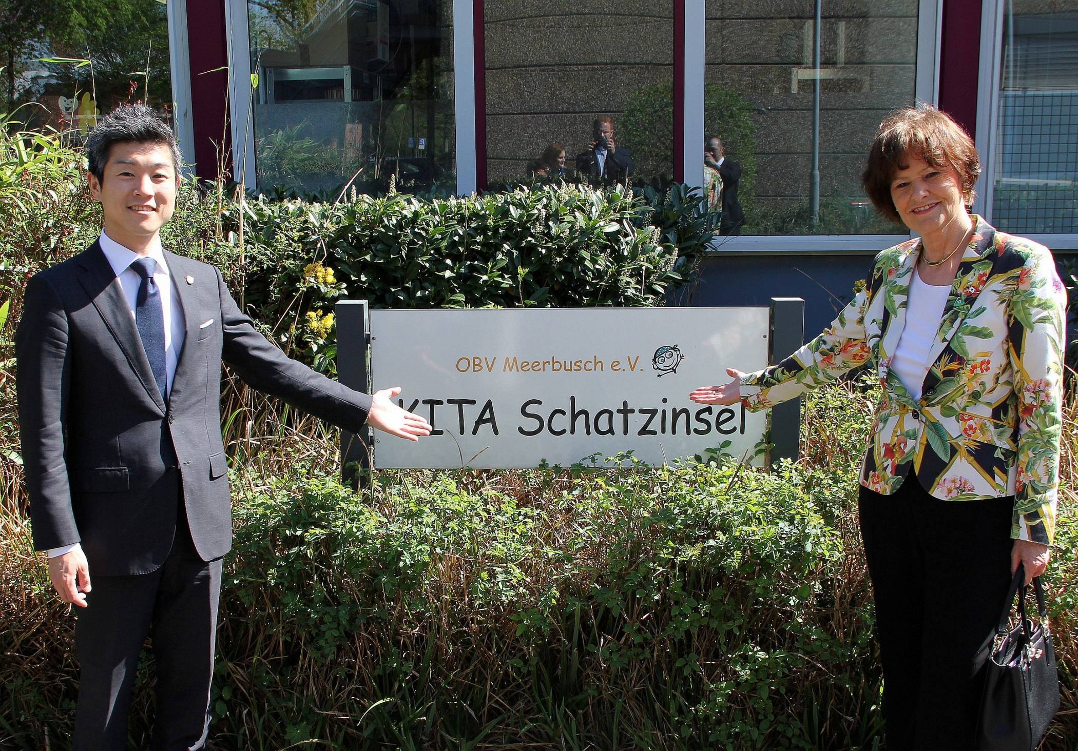  Shijonawates junger Bürgermeister Shuhei Azuma – hier mit Bürgermeisterin Angelika Mielke-Westerlage bei der Besichtigung der Strümper Kita „Schatzinsel“ – eroberte bei seinem Meerbusch-Besuch 2018 die Herzen im Sturm. Das Kirschblütenfest ist auch ein heiterer Gruß an die Partnerstädter. 