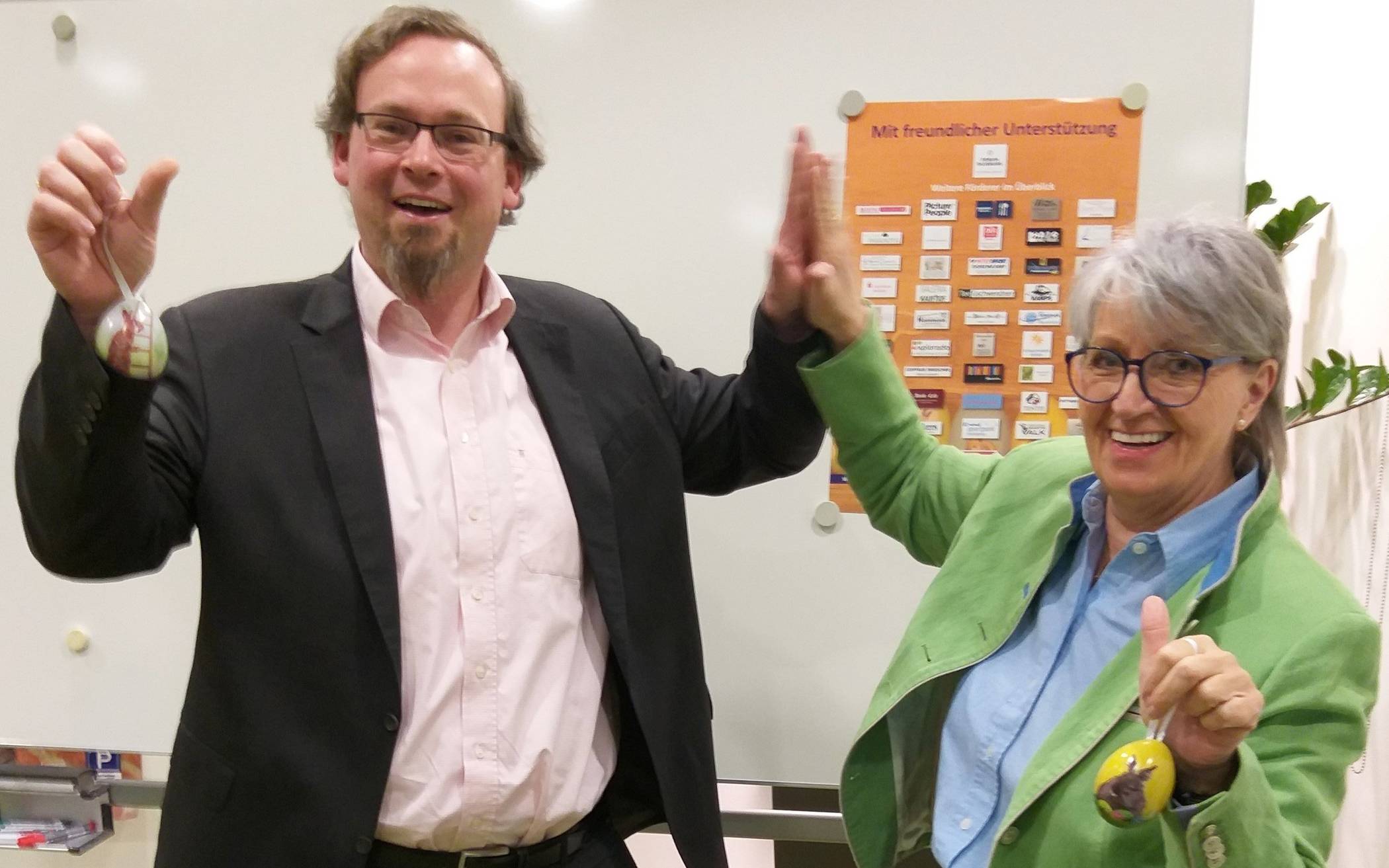 Jan Harm, Centermanager Forum Duisburg, und Ingrid Stermann,1. Vorsitzende vom Verein „ Engel gibt es überall e.V.“, freuen sich über das fantastische Ergebnis: 25.000 Euro stehen nun dank der Ostereier-Tombola zur Förderung und Unterstützung von Kindern und Jugendlichen aus unserer Region zur Verfügung.