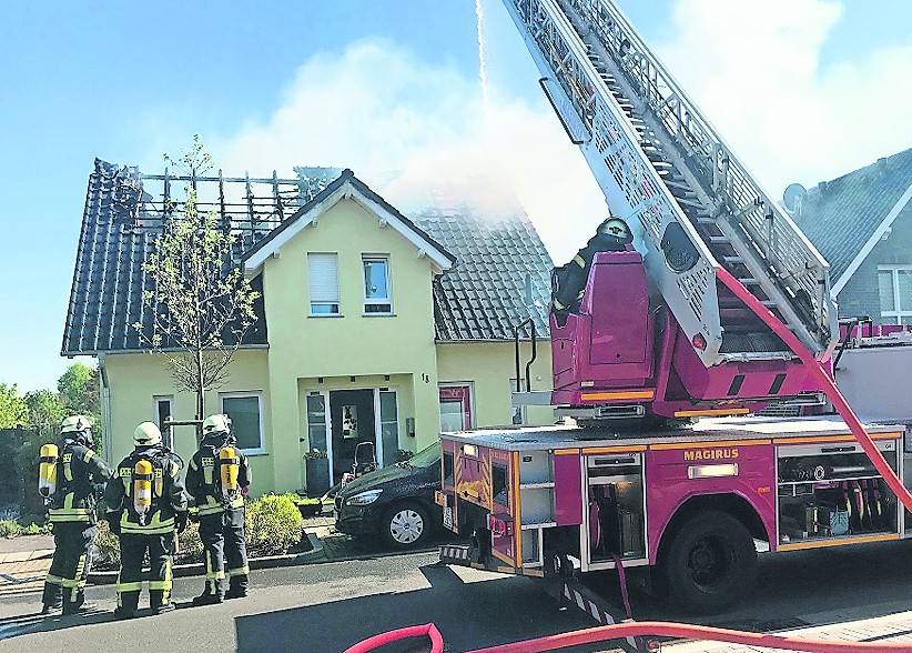 Trotz des schnellen Einsatzes der Feuerwehr brannte der Dachstuhl des Hauses komplett aus.