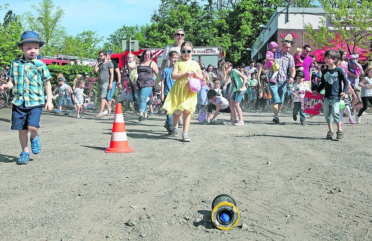 Im Sonnenschein gingen die Kinder am Ostermontag bei der Freiwilligen Feuerwehr Rumeln-Kaldenhausen auf Ostereiersuche.
