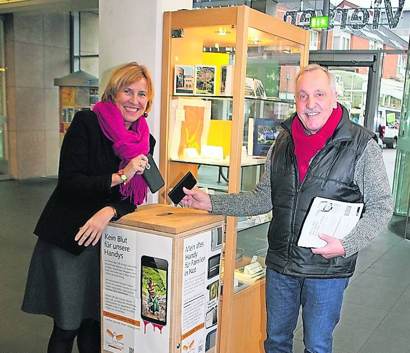 Bürgermeisterin Sabine Anemüller und Karl Ludwig Hollweck bei der Installierung der ständigen Sammelbox im Viersener Stadthaus im Dezember 2017.