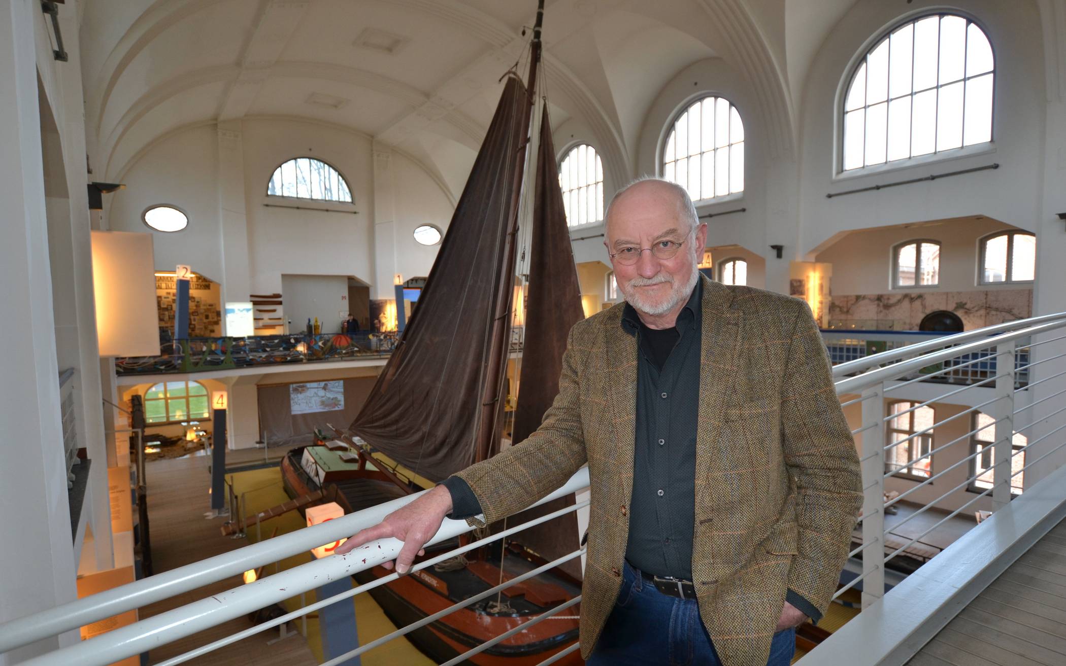  Bernhard Weber auf der Brücke über der ehemaligen Herrenschwimmhalle mit der Tjalk „Goede Verwachting“ 