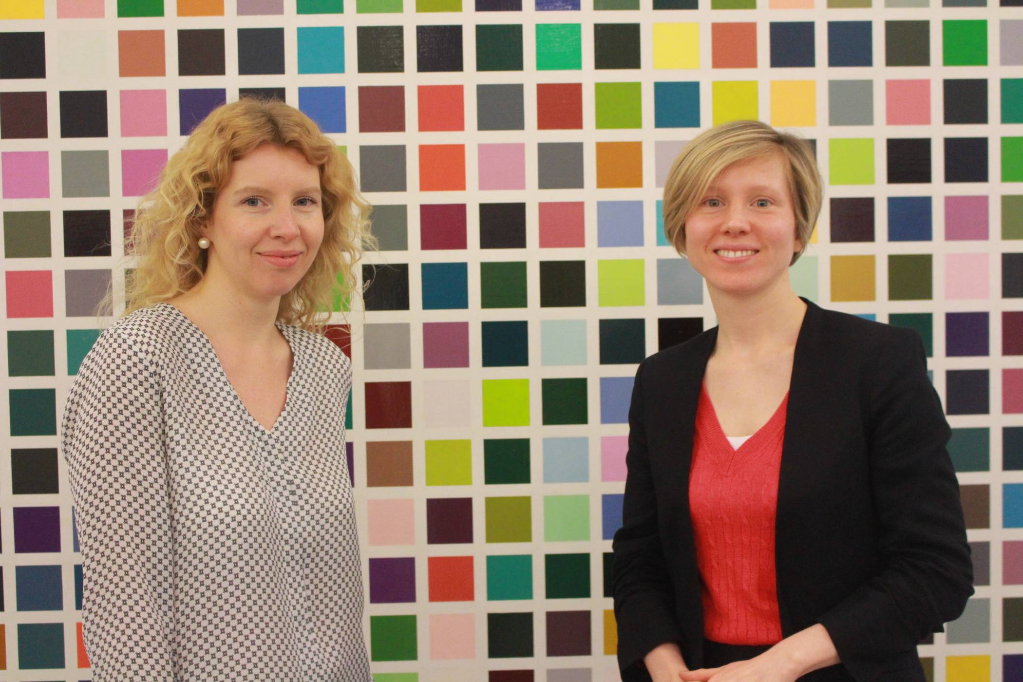  Farben über Farben: Kuratorin Constanze Zawadzky (r.) und Museumssprecherin Katharina Mannel präsentieren eines des bekanntesten Gemälde von Gerhard Richter, der die überquellende Buntheit der 1024 Quadrate aus genauso viel gemischten Farbtönen erreichte. 