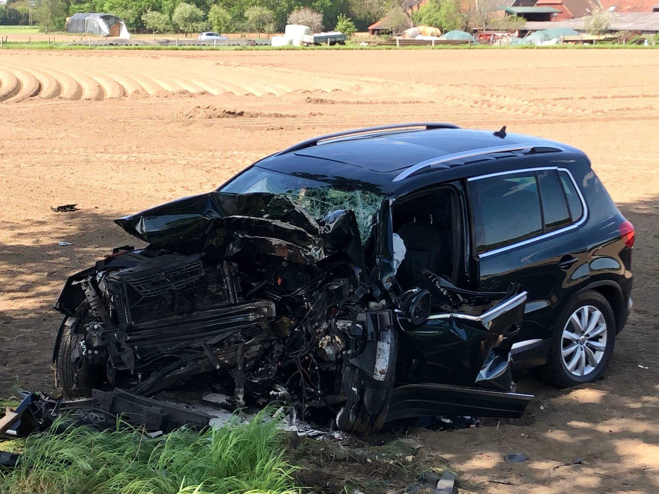  : Frontal gegen Baum geprallt