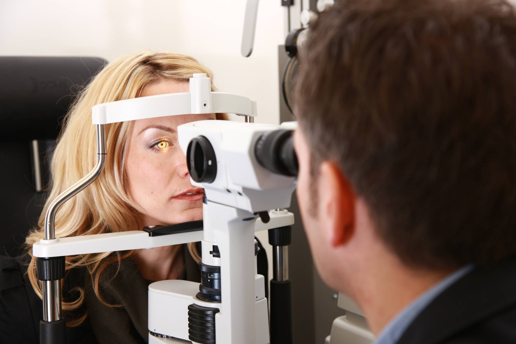 Ab dem 40. Lebensjahr sollte man seine Augen alle zwei Jahre augenärztlich untersuchen lassen. Ältere sollten die Intervalle verkürzen.