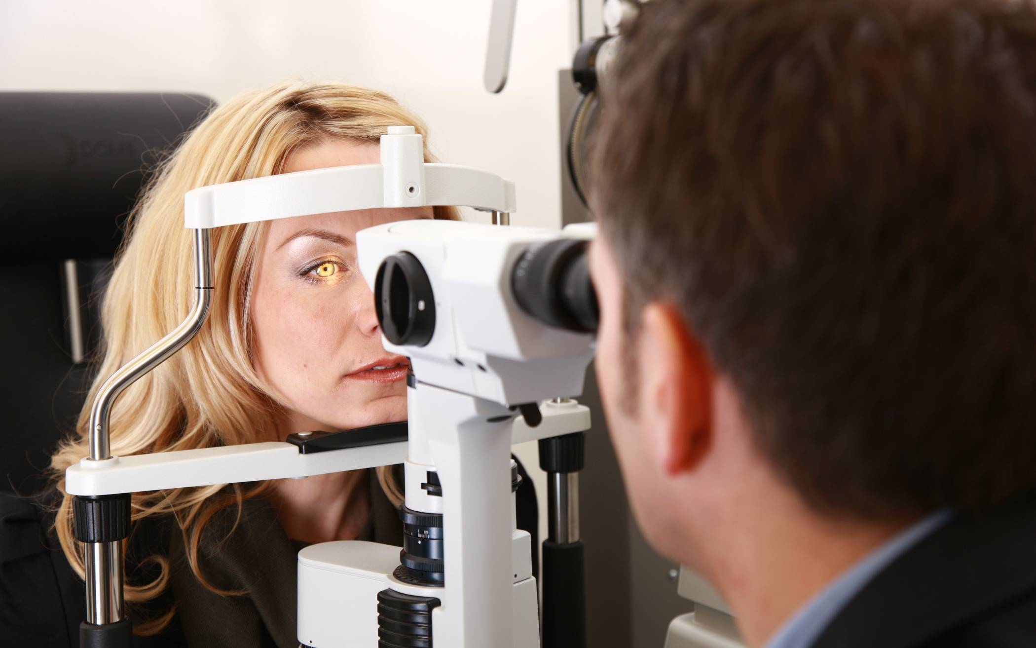 Ab dem 40. Lebensjahr sollte man seine Augen alle zwei Jahre augenärztlich untersuchen lassen. Ältere sollten die Intervalle verkürzen.