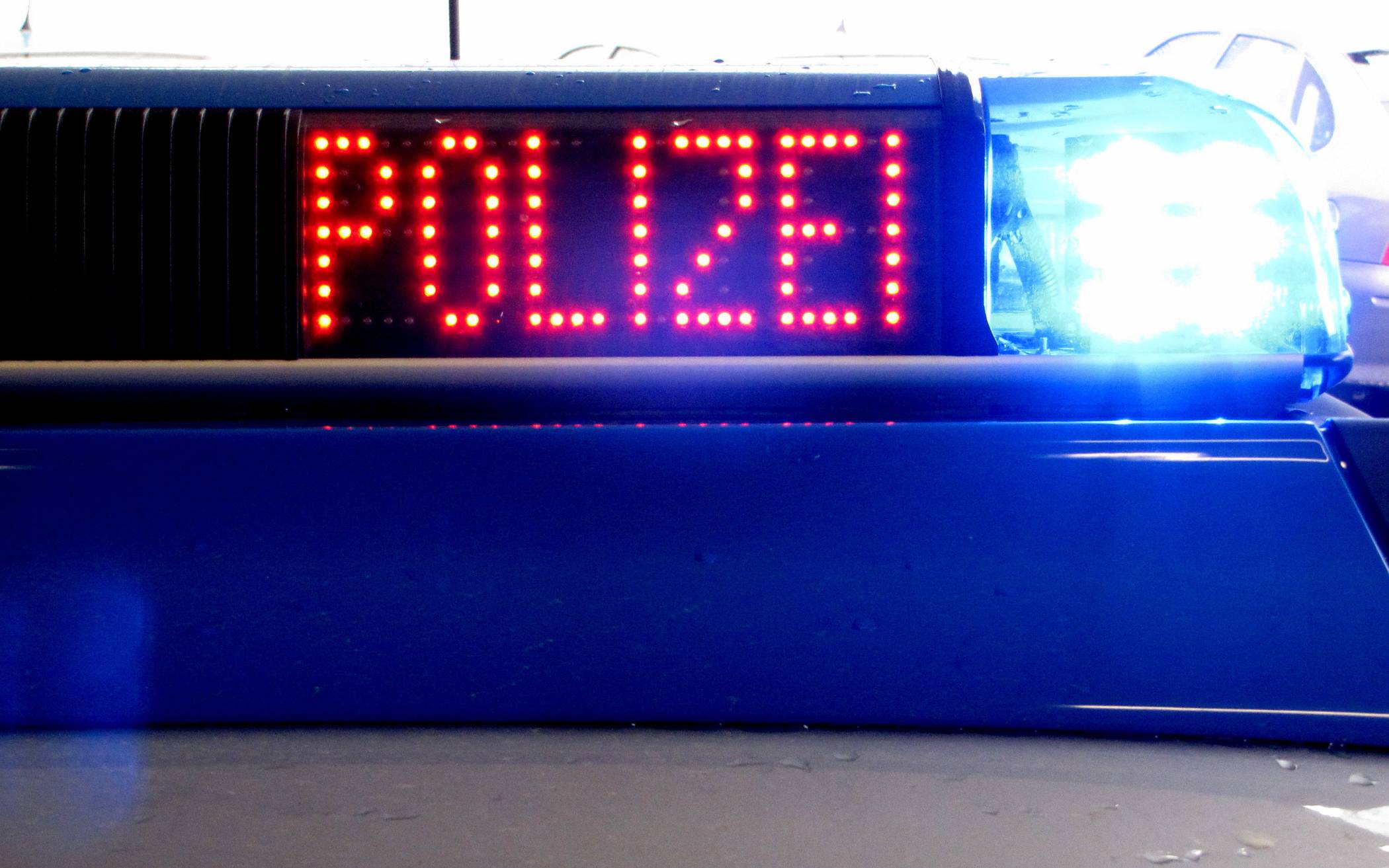 Straßenräuber zieht ein Messer
