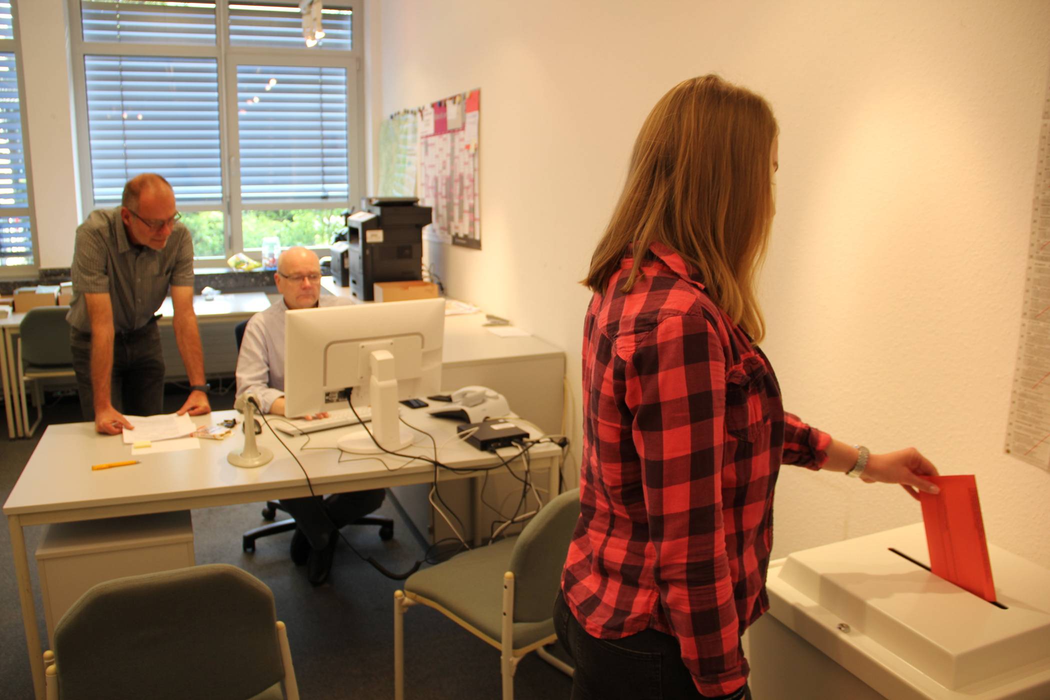   Im Wahlamt laufen die Vorbereitungen für die Europawahl auf Hochtouren. Dort können unter anderem Briefwahlunterlagen beantragt und der Stimmzettel direkt abgegeben werden. 