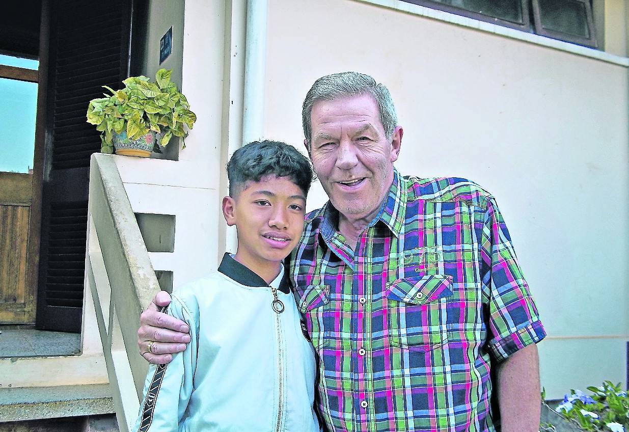 Der 14-jährige Jak, hier mit Egon Schuh, ist das SOS-Patenkind der evangelischen Kirchengemeinde Korschenbroich.