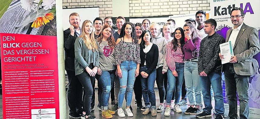  16 Schüler des Hugo-Junkers-Gymnasiums erstellten unter der Leitung ihres Geschichtslehrers Dominik Zuk (l.) die Ausstellung „Erinnerung für die Zukunft bewahren“. 